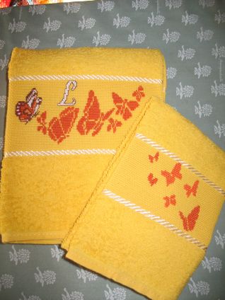 Asciugamani gialli con farfalle