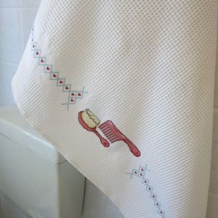 Asciugamano con pettine e spazzola