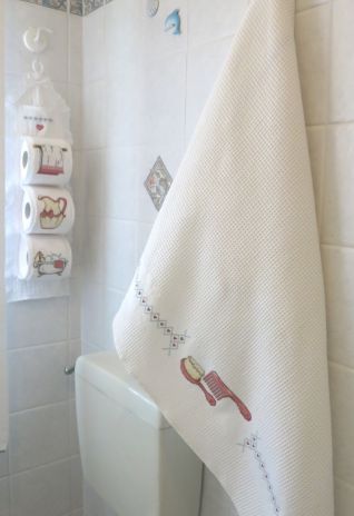 Asciugamano e porta rotoli coordinato