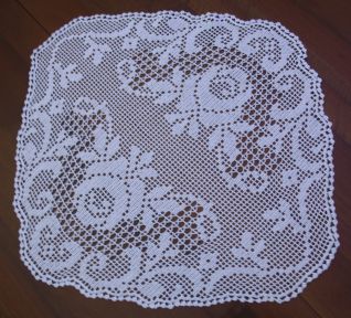 Centrino a filet con due rose