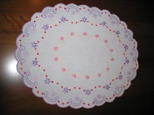 Centrino ovale con fiori viola