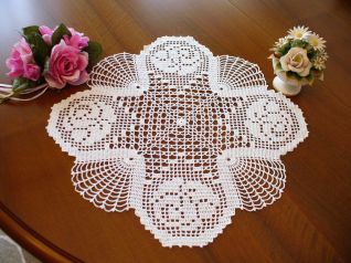 Centro filet tra rose e ventagli