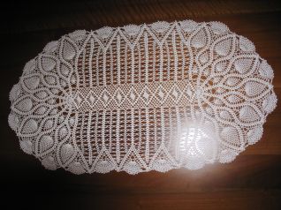 Centro ovale a uncinetto bianco