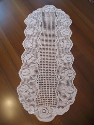 Centro Ovale con rose e roselline a filet beige