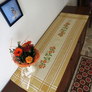 Corsia con fiori colore arancio