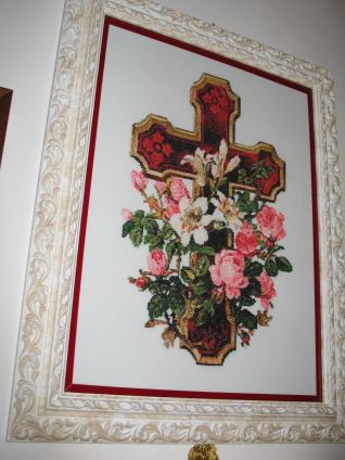 Croce con fiori e rose