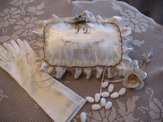 Cuscinetto portafedi di raso ricamato a mano