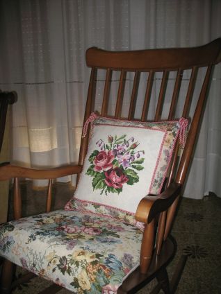 Cuscino con rose per sedia a dondolo