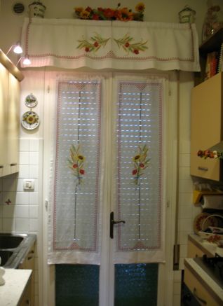 La mia cucina con tendine girasoli e papaveri