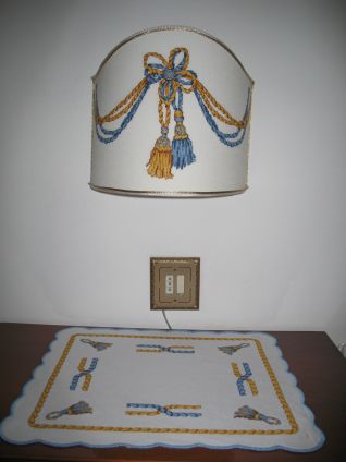 Paralume e centrino per comodino camera matrimoniale