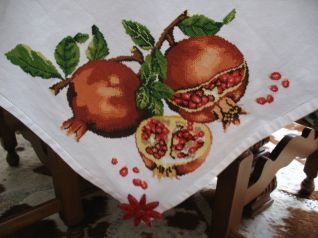 Particolare angolo tovaglia melograni