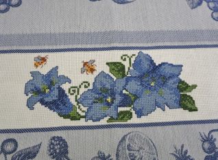 Particolare asciugapiatti con i narcisi