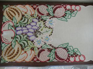 Particolare centro frutta ad intaglio