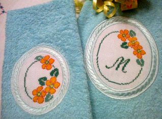 Particolare coppia asciugamani con lettera M