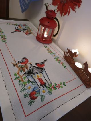 Particolare corsia natale con lanterna e pettirossi