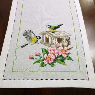 Particolare corsia uccellini con casetta