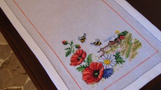 Particolare ricamo corsia papaveri con paesaggio