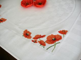 Particolare ricamo tovaglietta papaveri