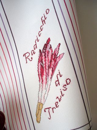 Particolare strofinaccio con radicchio di Treviso