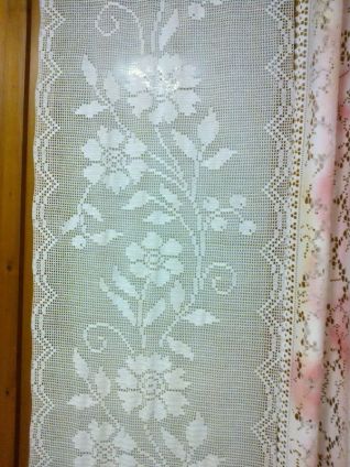 Particolare tenda a filet con fiori
