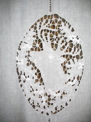 Particolare tenda cervo a punto intaglio