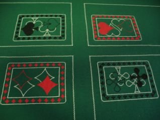 Particolare tovaglia con catre da gioco POKER