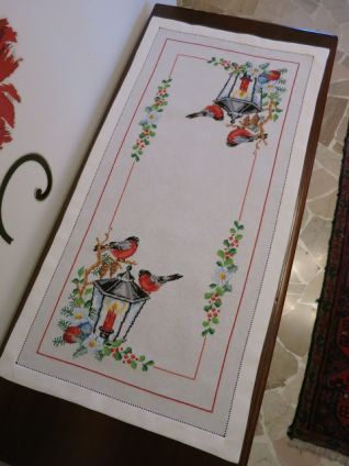 Runner di Natale con lanterna e pettirossi