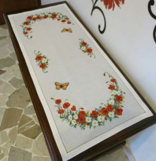 Runner papaveri con margherite e fiordalisi