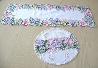 Striscia como' e centrino ad intaglio