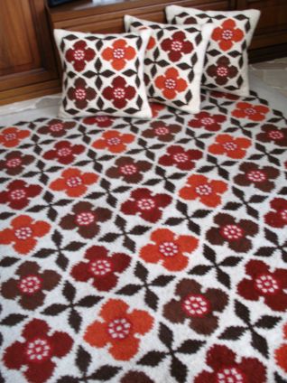 Tappetto e cuscini abbinati a punto croce e smirne