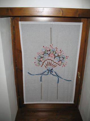 Tenda camerretta ventaglio floreale a punto intaglio