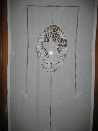 Tenda con cervo a punto intaglio