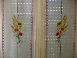 Tendine con girasoli e papaveri e spighe