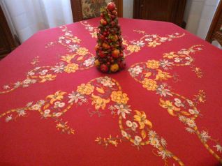 Tovaglia rossa con fiori gialli e bianchi