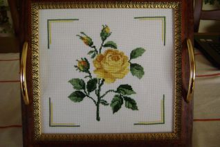 Vassoio con la rosa gialla