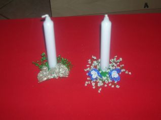 candele con fiori alla base