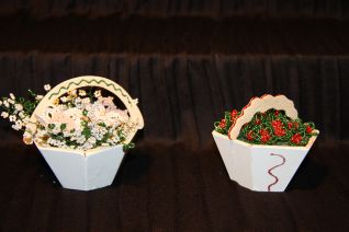 cestini di legno con fiori