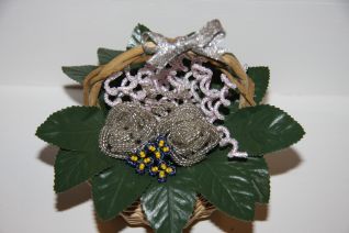 cesto di vimini con fiori