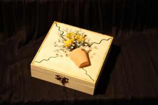 cofanetto di legno con fiori