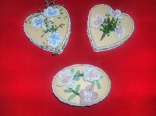 portagioie in cartone con fiori di perline