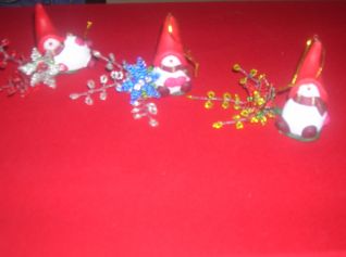 pupazzi di neve in coccio con fiori