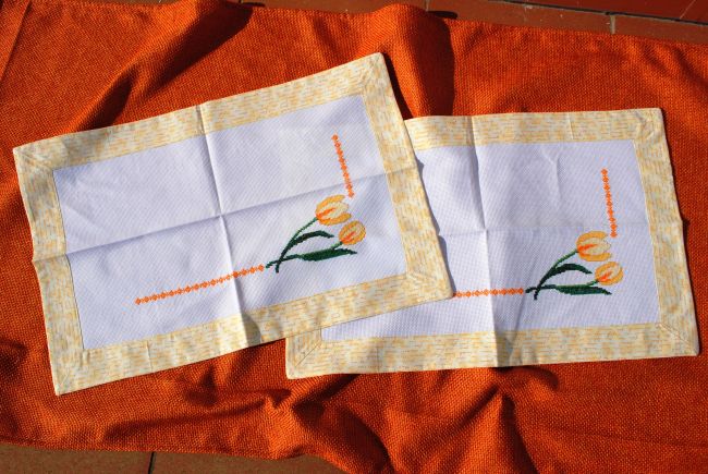 Set Di 4 Tovagliette Americane ABAKUHAUS Con Tulipani – Tessuto Impermeabile E Lavabile, 45x30 Cm – Perfette Per Pranzi E Cene Colorate
