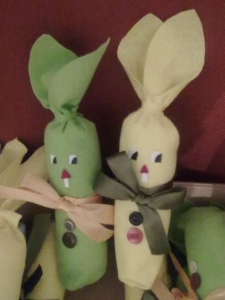 Conigli in pannolenci per Pasqua