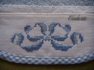 Bavaglino fiocco azzurro_particolare