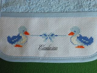 Bavaglino uccellini blu_particolare