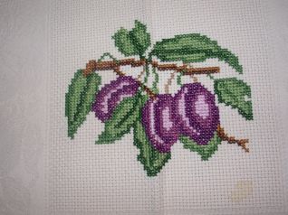 dettaglio tovaglia prugne