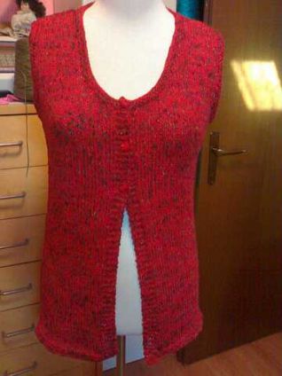 GILET LUNGO ROSSO CHIUSO CON 2 BOTTONI