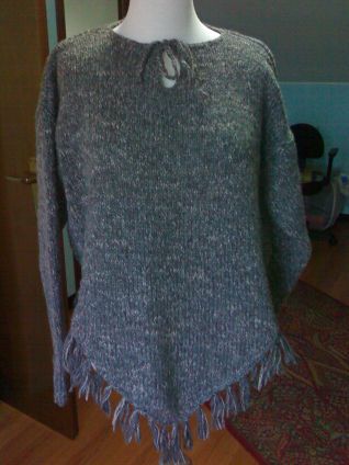 MAGLIONE PONCHO CON FRANGE