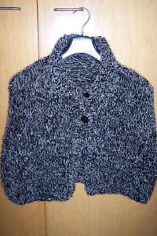 MANTELLINA NERA CHIUSA CON 2 BOTTONI LANA EFFETTO PELLICCIA