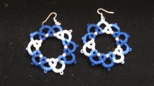 orecchini blu e bianchi